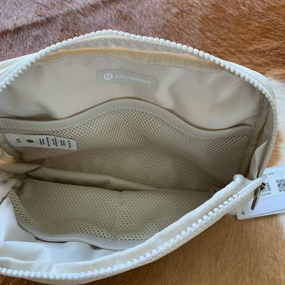 Everywhere Belt Bag Large 2L - White Opal - Picture 3 of 3